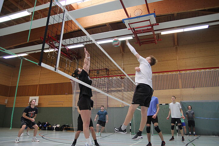 Zwei Volleyballspieler am Netz beim Spielen