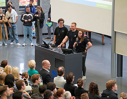 Mitglieder des StuRa bei der offiziellen Begrüßung der Erstsemester-Studierenden 2023