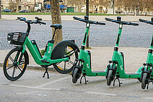 Bolt Bolt Elektro-Fahrräder und -Scooter auf einem Gehweg