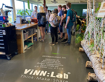 Studierende bei einer Führung durch das ViNN:Lab der TH Wildau
