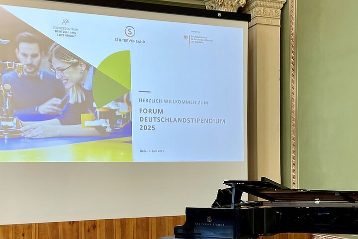 Screen beim Forum Deutschlandstipendium mit Begrüßungsfolie