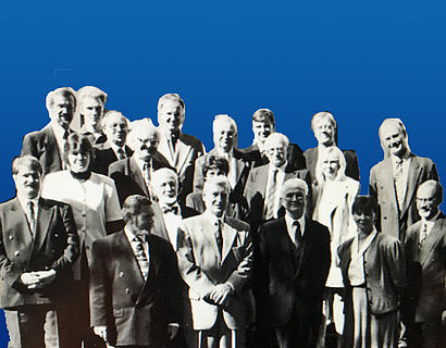 Gründungskommission der TH Wildau auf blauem Hintergrund