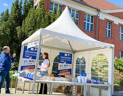 Stundentin im Informationsstand