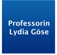 Weißer Schriftzug "Prof. Lydia Göse" auf blauem Hintergrund.