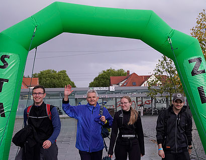 Zieleinlauf von Wander/-innen auf dem Campus der TH Wildau