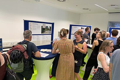 Die Teilnehmen tauschen sich an den Thementischen (hier: schulische Mobilität) aus