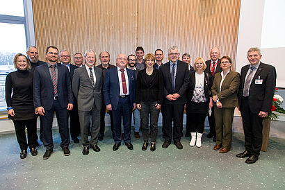 Gruppenfoto zum zehnjährigen Bestehen des Joint Labs von IHP und TH Wildau