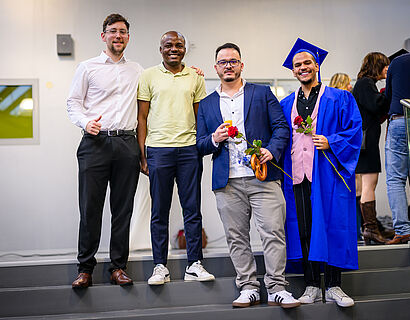 Absolventen posieren für ein Gruppenfoto bei der Verabschiedung 2025