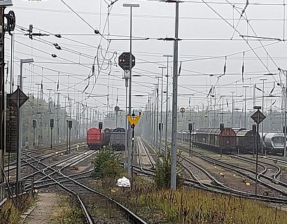 Ansicht Gleise mit Güterwagen