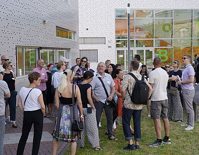 Alumni beim Campusrundgang mit Vertreter vom Stupa
