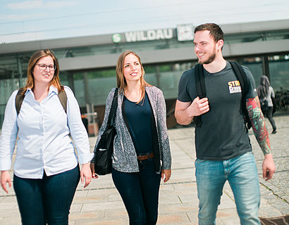 Studentengruppe von Bahnhof kommen