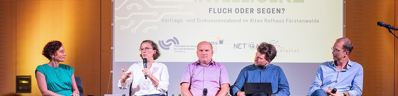 Teilnehmende bei einer Podiumsdiskussion in der Präsenzstelle Fürstenwalde