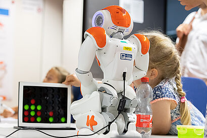 kleiner androider Roboter und Mädchen