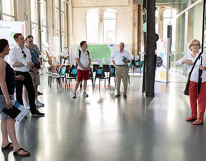 Campusführung mit Prof. Ulrike Tippe; hier in Halle 14 bei der Ausstellung "Wissen in Bewegung"