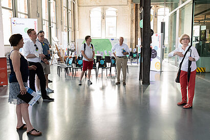 Campusführung mit Prof. Ulrike Tippe; hier in Halle 14 bei der Ausstellung "Wissen in Bewegung"