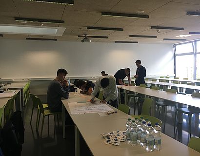 Teilnehmer des Workshops bearbeiten Aufgaben 