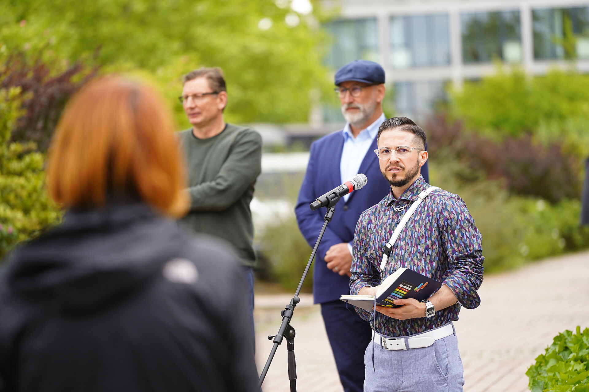 Diversity Day Ray Mensch spricht in Mikrofon