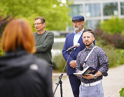 Mensch spricht in Mikrofon