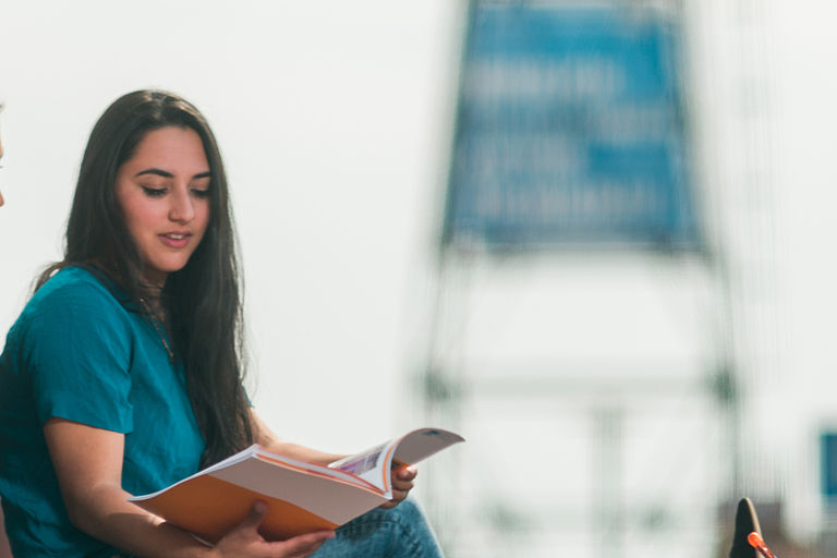 Studierende entspannen auf dem Campus