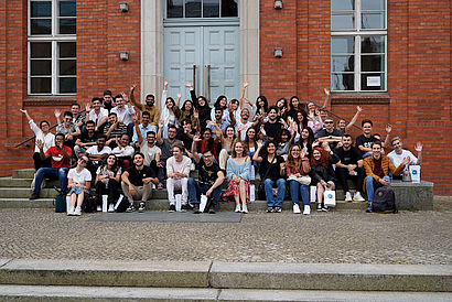 Internationale Studierende auf der Treppe vor Haus 13