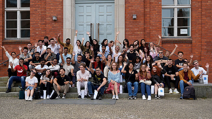 Internationale Studierende auf der Treppe vor Haus 13