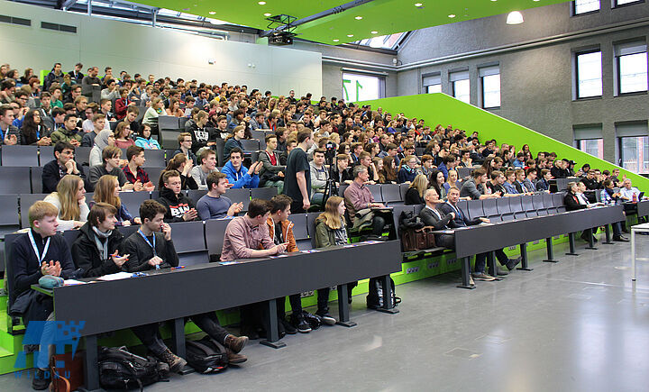 Schülerinnen und Schüler beim 6. Fachtag Informatik an der TH Wildau im Audimax