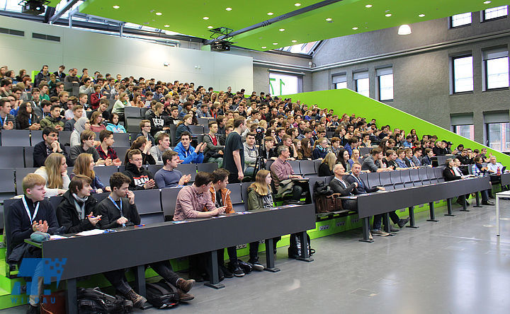 Schülerinnen und Schüler beim 6. Fachtag Informatik an der TH Wildau im Audimax