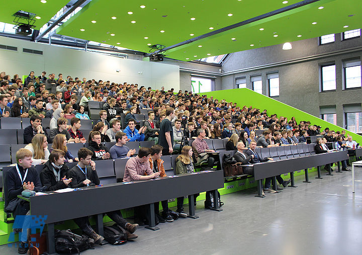 Schülerinnen und Schüler beim 6. Fachtag Informatik an der TH Wildau im Audimax