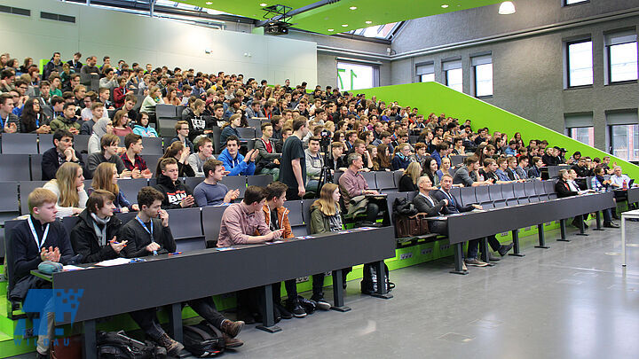 Schülerinnen und Schüler beim 6. Fachtag Informatik an der TH Wildau im Audimax