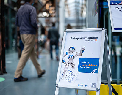 Tafel mit Informationen zur Autogrammstunde