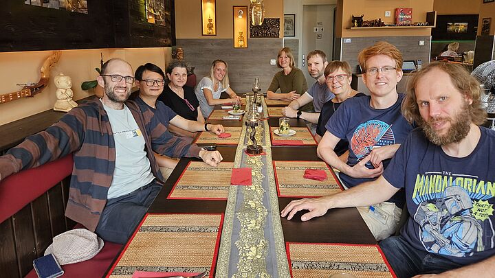 Gruppenfoto Team Telematik beim Essen im Restaurant.