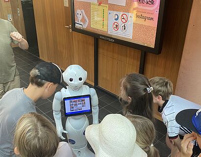 Roboter Wilma erklärt Kindern die Bibliothek