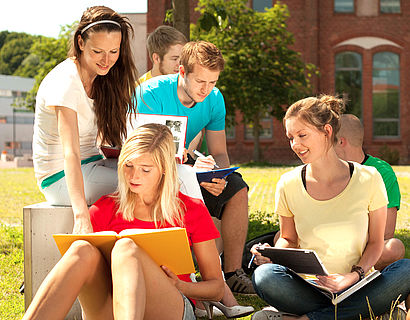 Studenten auf dem Campus der TH Wildau