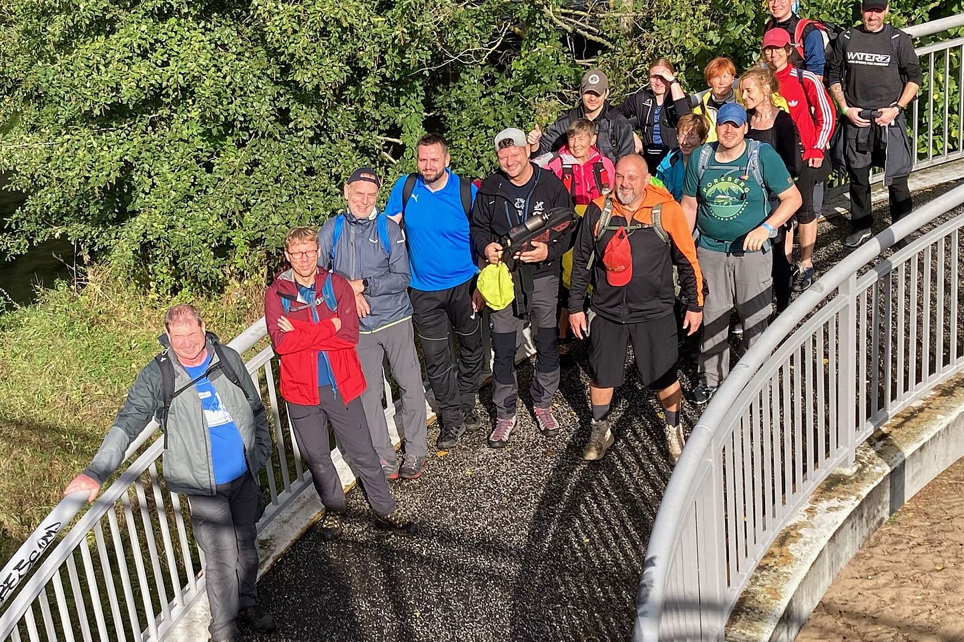 Gruppe von Menschen auf Brücke