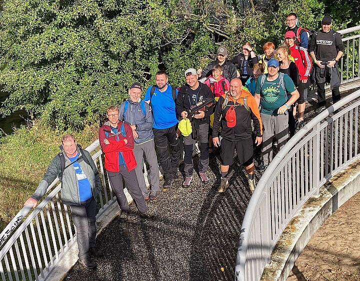 Gruppe von Menschen auf Brücke