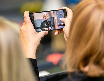 Absolventin fotografiert Präsidentin Prof. Ulrike Tippe bei der Absolvent/-innenverabschiedung 2022