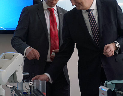 Ministerpräsident Dr. Dietmar Woidke und  Prof. Dr.-Ing. Jörg Reiff-Stephan im Technikum für Produkt und Prozessautomatisierung