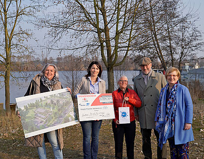 Übergabe des Spendenchecks am geplanten Standort des Zeuthener Hospiz vom Verein Frischer Aufwind e.V. (Bild: Mike Lange / TH Wildau)
