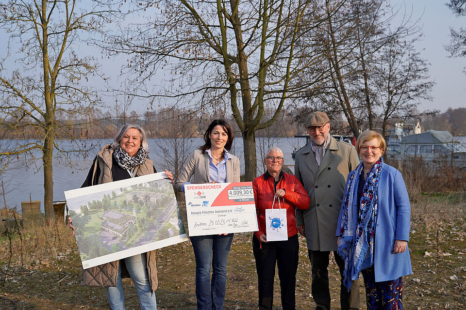 Übergabe des Spendenchecks am geplanten Standort des Zeuthener Hospiz vom Verein Frischer Aufwind e.V. (Bild: Mike Lange / TH Wildau)