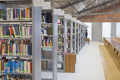 Bücherregal Bücherregale in der Hochschulbibliothek