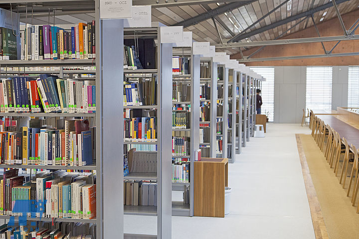 Bücherregale in der Hochschulbibliothek