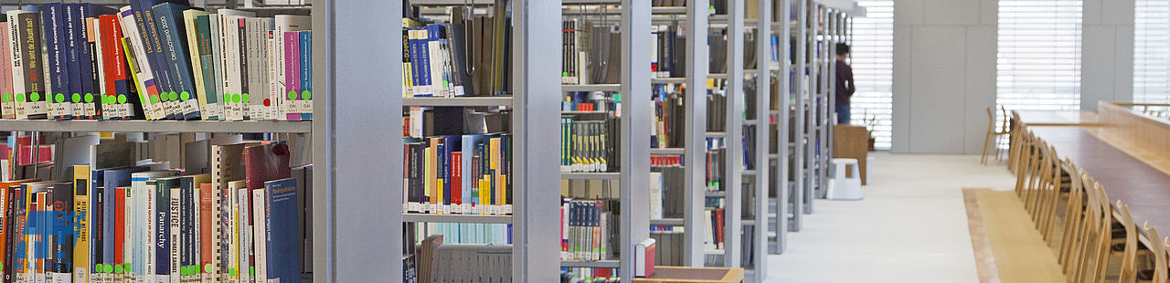 Bücherregale in der Hochschulbibliothek