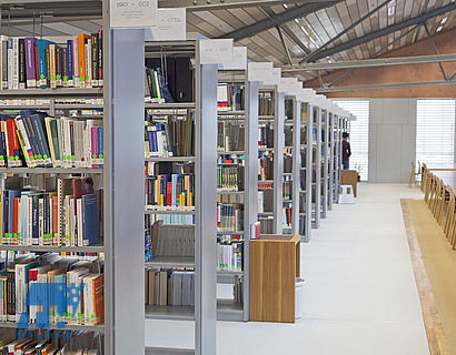 Bücherregale in der Hochschulbibliothek