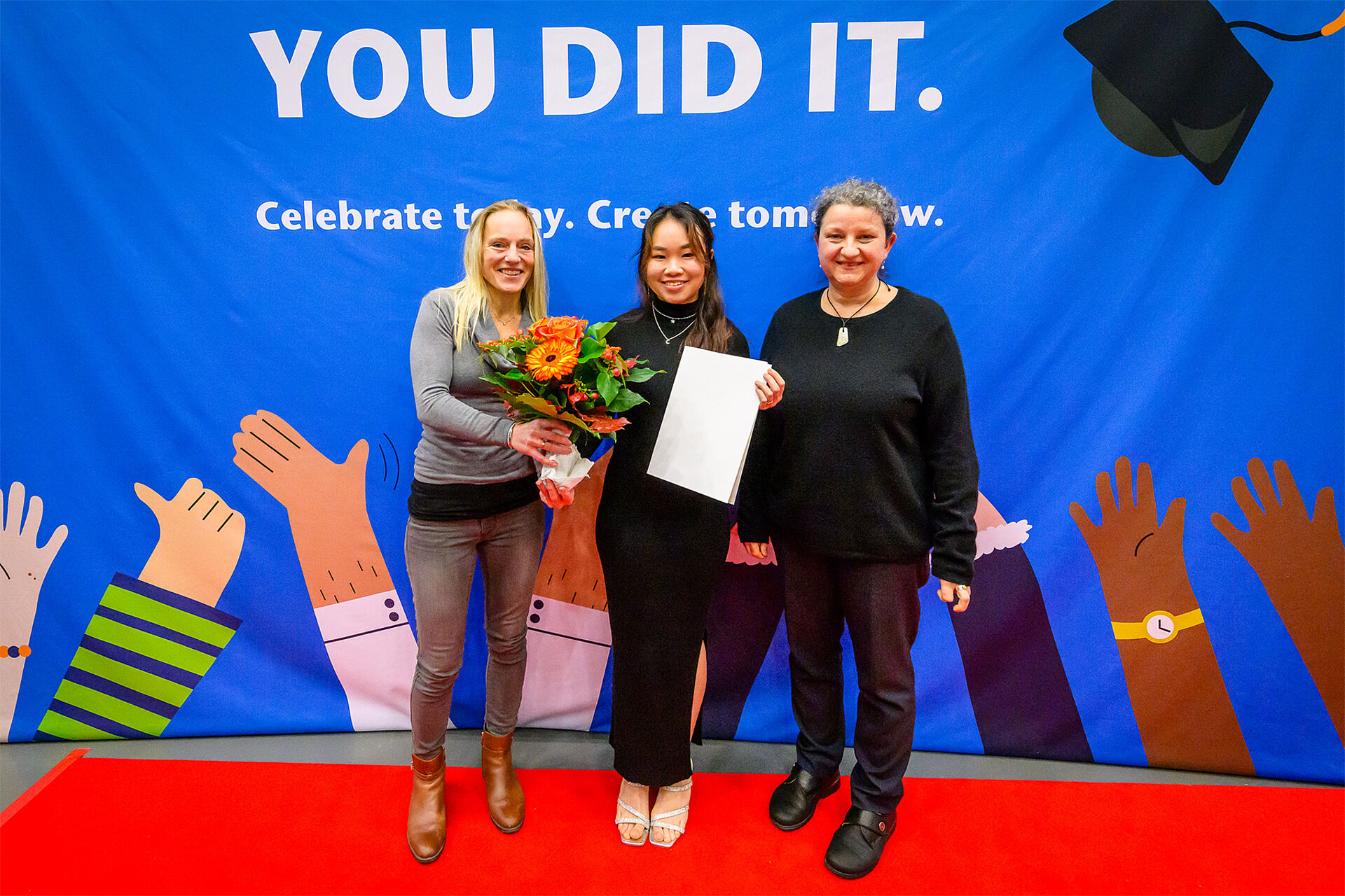 Teaser Rachel Mah Glückliche Preisträgerin (Mitte) und die Auszeichnenden