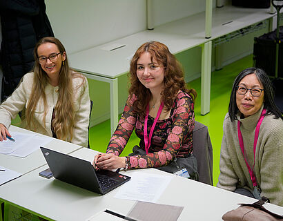 Drei Betreuerinnen der Station für Bewerbungsfotos bei der THCONNECT2025 lachen in die Kamera
