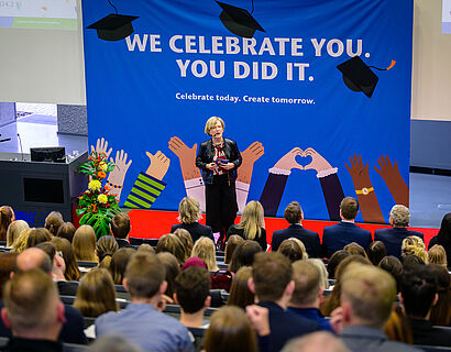 Prof. Ulrike Tippe spricht vor einem voll besetztes Audimax