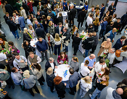 Absolvent*innen und Gäste von oben fotografiert im Foyer von Halle 17 der TH Wildau
