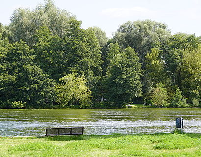 Wildauer Dahme-Ufer mit einer Holzbank auf der Wiese