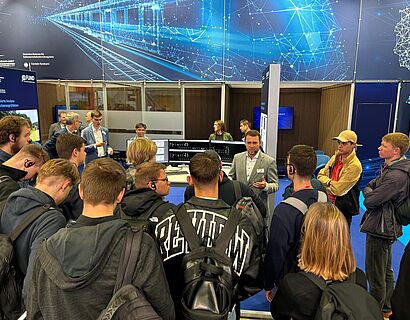 Studentische Exkursion auf die Innotrans - Vortrag zum ETCS Labor des DZSF