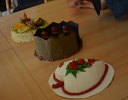 Obsttorte, Schokoladentorte und herzförmige Torte mit Dekoration ausFondant